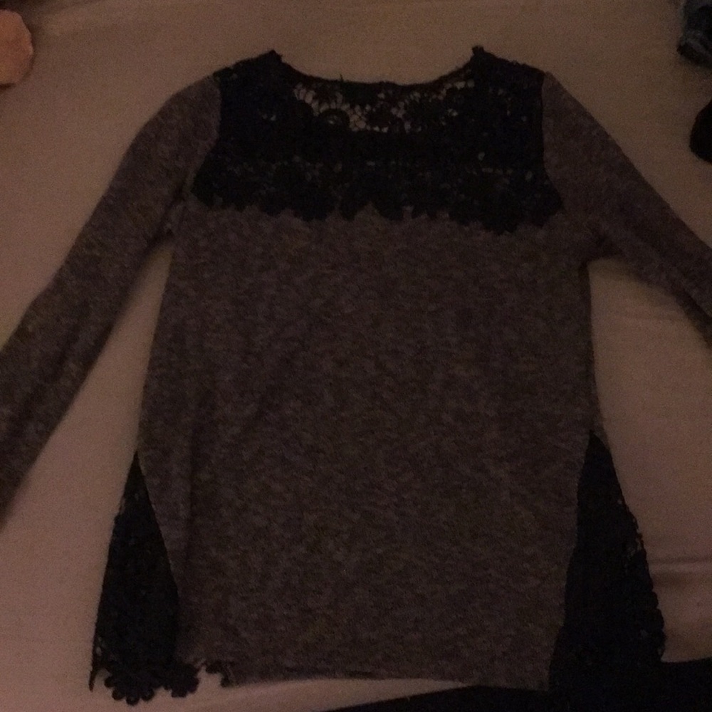 Long sleeved shirt with lace decor